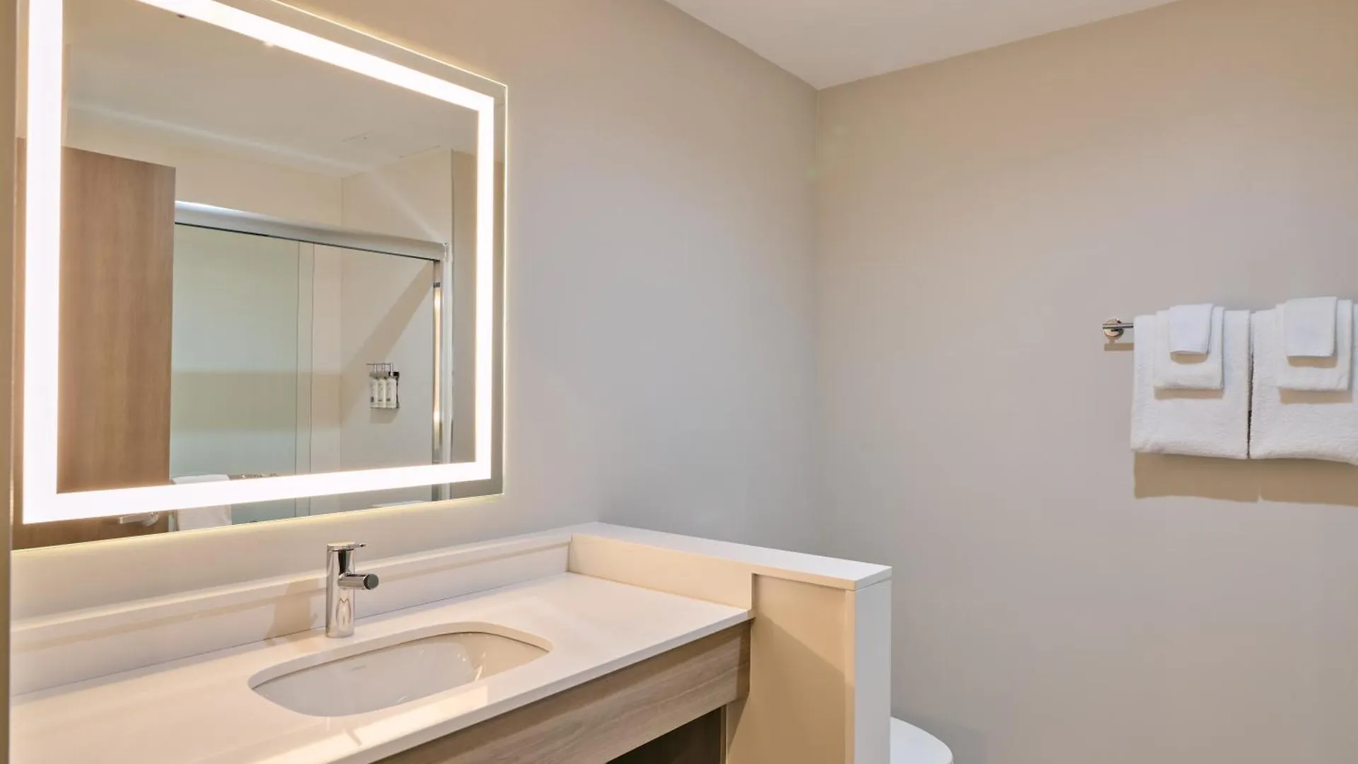 Holiday Inn Express & Suites Diamond By Ihg Stubbs 0*,  Saint Vincent and the Grenadines